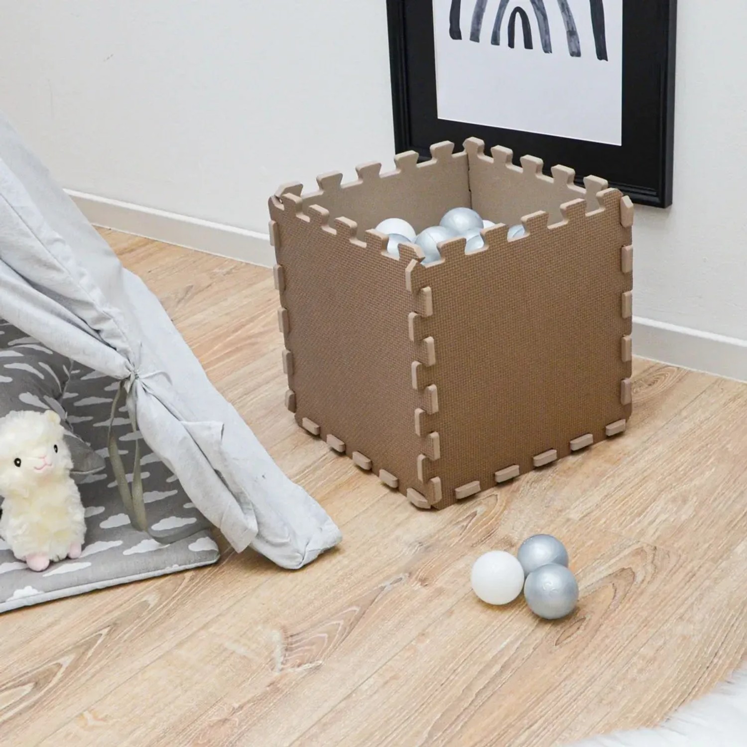 LittleTom Puzzlematte, 18 braune Teile als Würfel aufgebaut, mit Spielbällen. Kinderzimmer Deko.