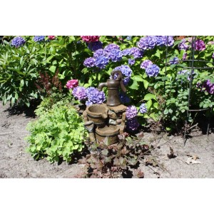 Braungrauer DELUKE Brunnen in Holz- und Steinoptik als Gartendeko.