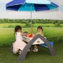 Sand- und Wassertisch Delta mit Sonnenschirm: Kinder spielen am grauen Picknicktisch mit Spielzeug.