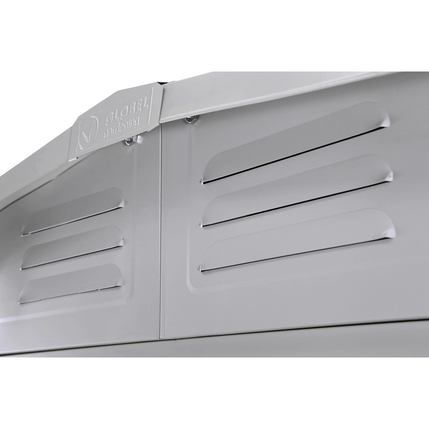 Detailansicht: Globel Metall-Gerätehaus Skillion, silber metallic, mit Lüftungsschlitzen.