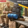 Mann knotet reißfestes Polypropylen Seil (schwarz-orange, Ø 22mm) am Rucksack. Outdoor-Szene.