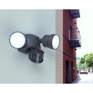 Schwarzer LED-Außenwandstrahler Shrimp II mit Bewegungsmelder an einer Wand.