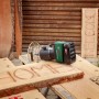 Bosch Akku-Oberfräse Advanced TrimRouter 18 V zum Fräsen von Holz auf Werkbank.