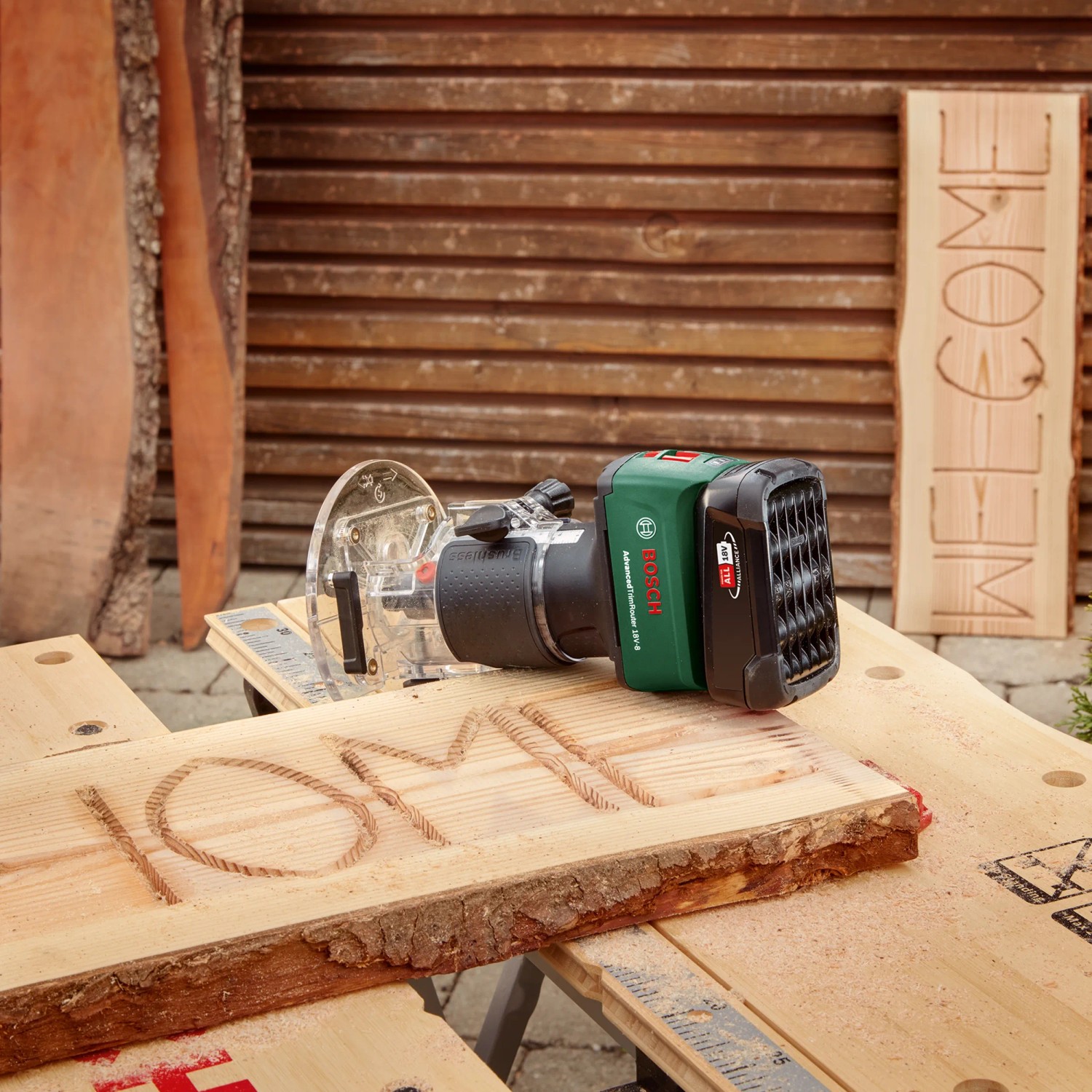 Bosch Akku-Oberfräse Advanced TrimRouter 18 V zum Fräsen von Holz auf Werkbank.