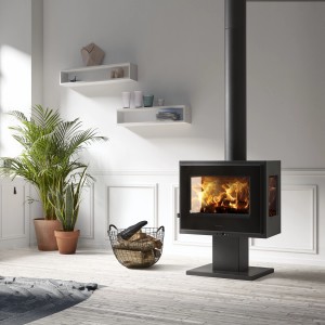 Schwarzer Panadero Loire 3V Kaminofen 5,9 kW im modernen Wohnraum mit Holzkorb.