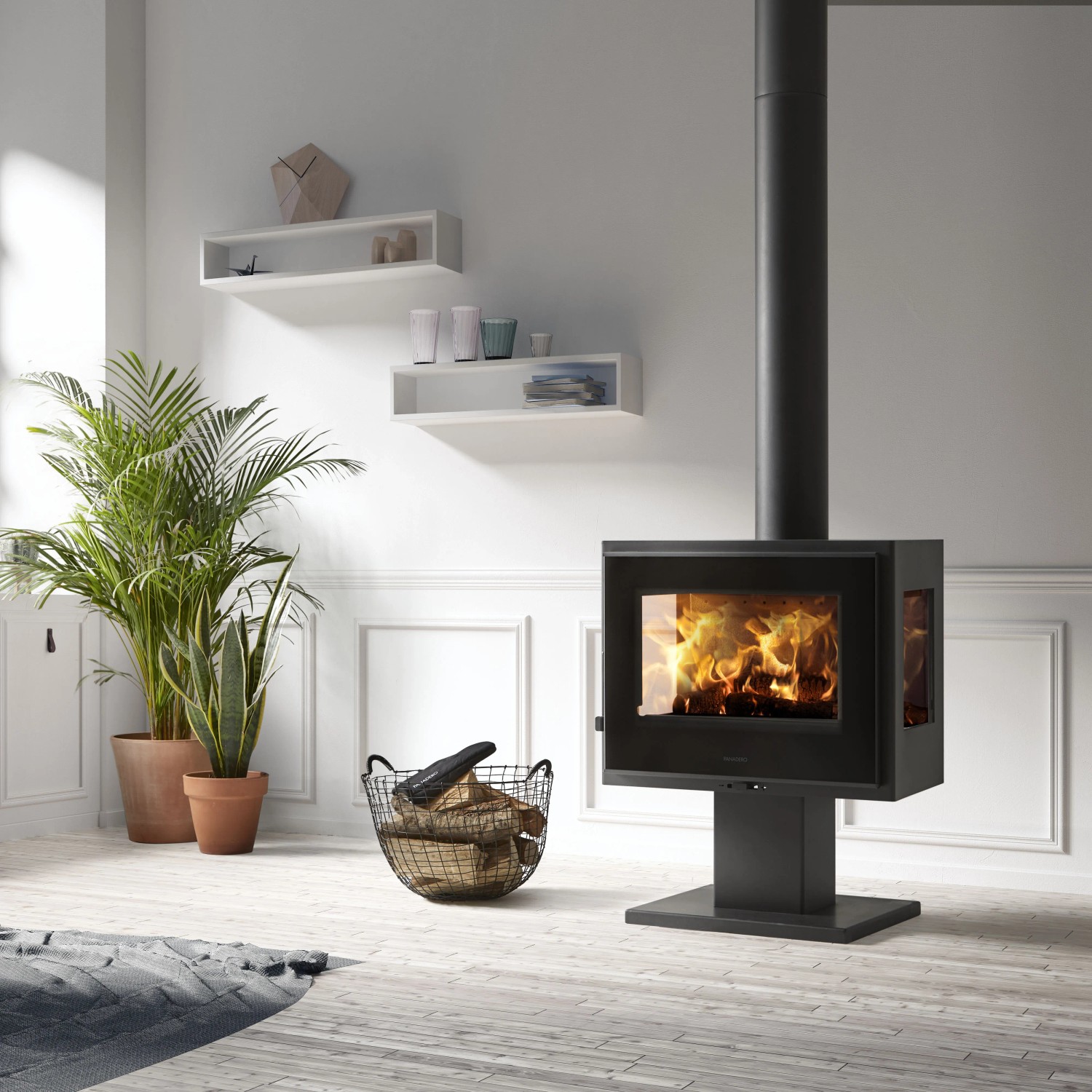 Schwarzer Panadero Loire 3V Kaminofen 5,9 kW im modernen Wohnraum mit Holzkorb.