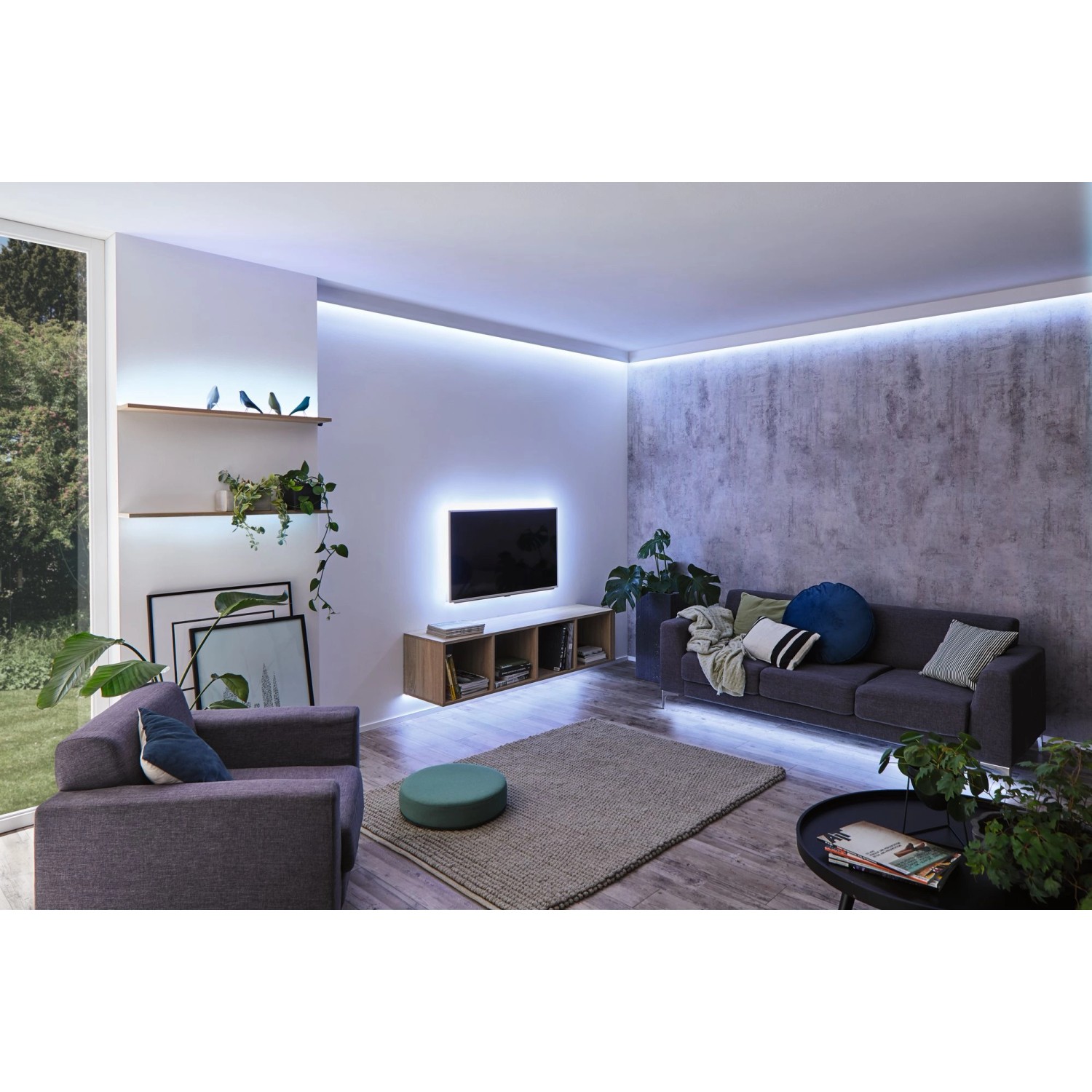 Wohnzimmer mit Paulmann MaxLED 250 LED-Streifen Basis-Set für indirekte Beleuchtung.