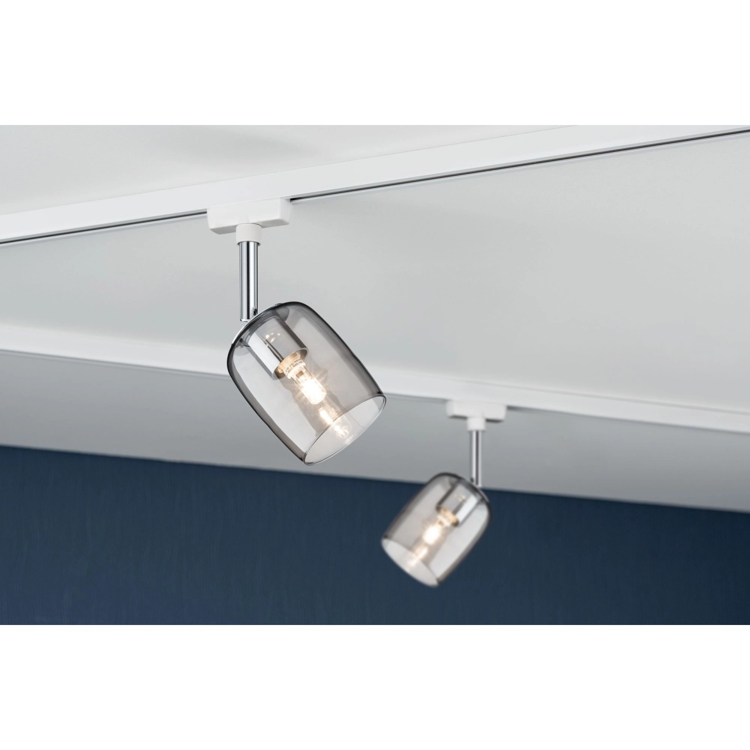 Zwei Paulmann URail Spots Blossom in Weiß mit Rauchglas an einem Schienensystem.