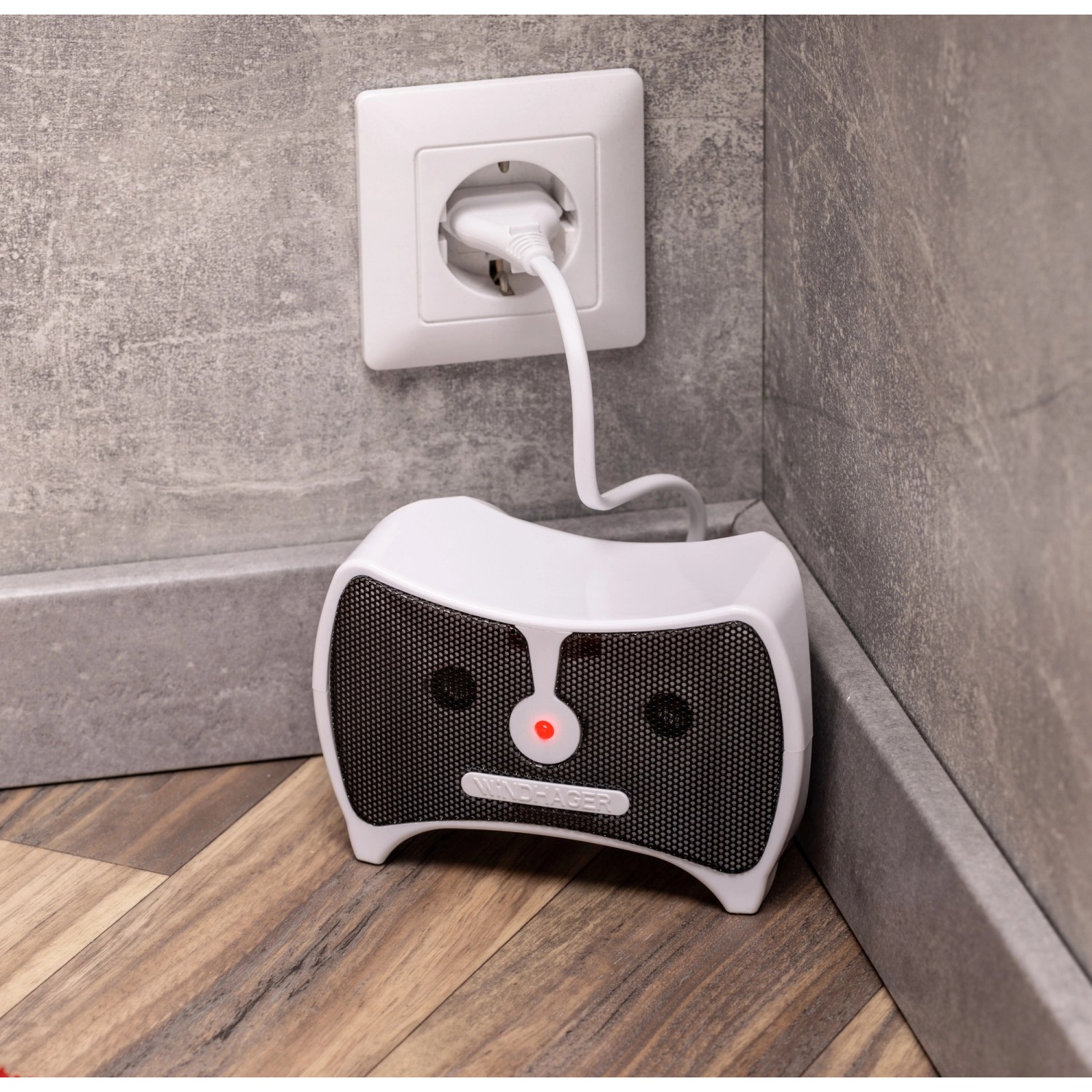 Windhager Maus- und Rattenabwehr Ultrabooster im Betrieb, weiße Ausführung. Mittel gegen Wildtiere.