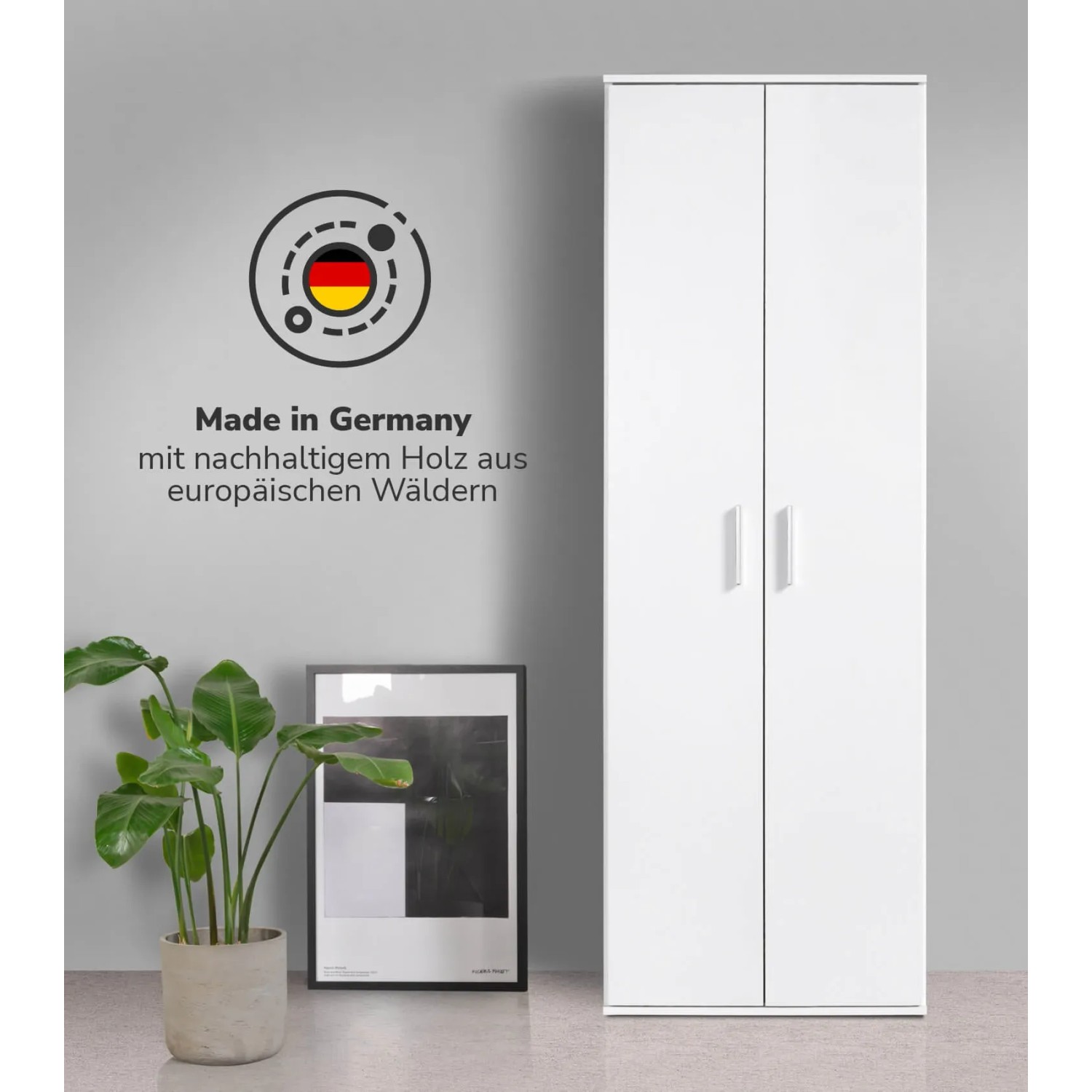 Weißer mokebo Besenschrank/Putzschrank. Büroschrank mit zwei Türen und Griffen.