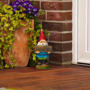 Bunter Gartenzwerg aus Kunststein mit roter Mütze und "Welcome"-Schild. Wetterfeste Dekofigur für Garten & Eingangsbereich.