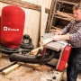 Einhell Absauganlage TE-VE 550/1 A im Einsatz mit Absaugschlauch und rotem Fangsack.