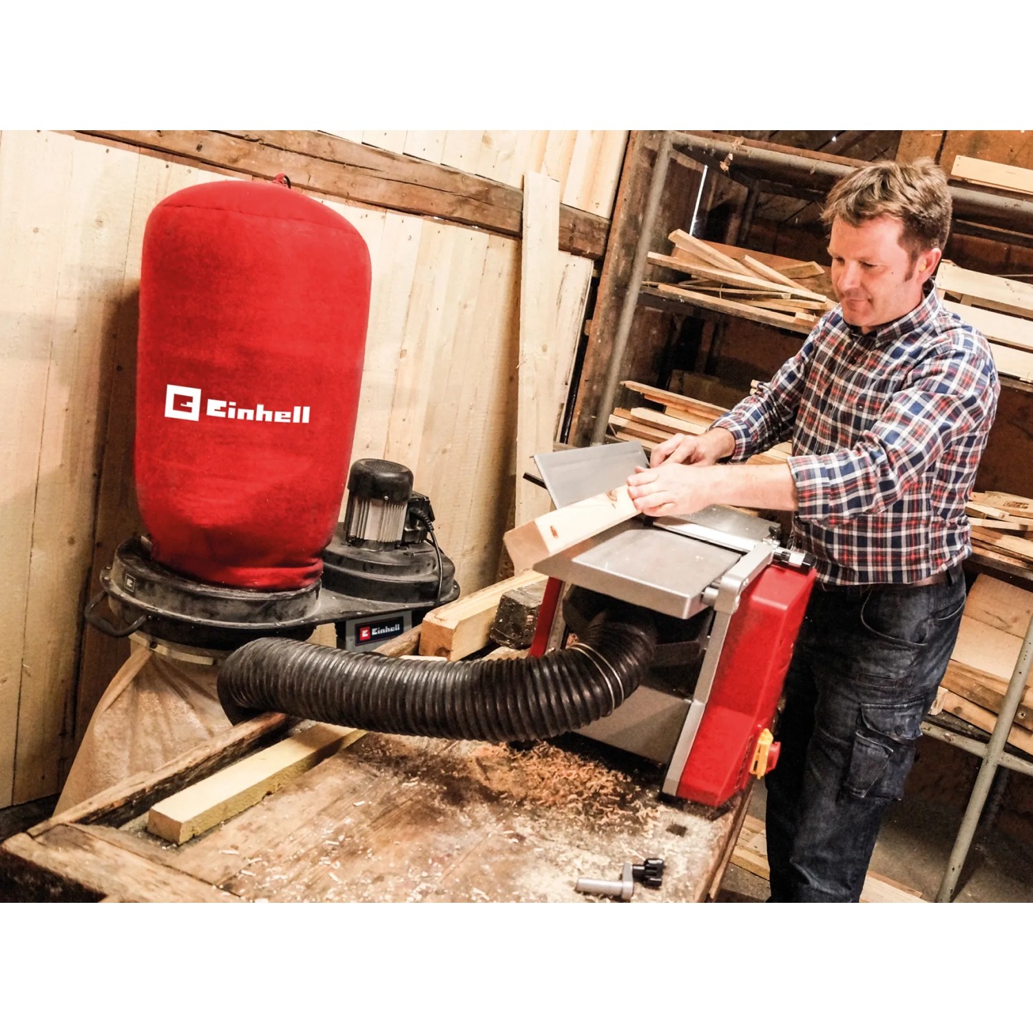 Einhell Absauganlage TE-VE 550/1 A im Einsatz mit Absaugschlauch und rotem Fangsack.