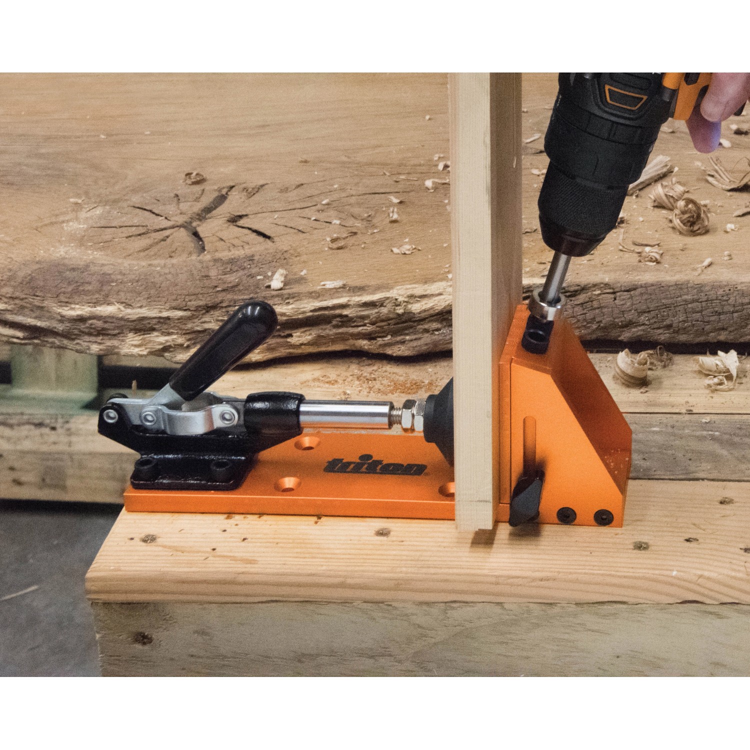 Triton Taschenbohrlehre TW7PHJ im Einsatz mit Akkuschrauber zum Bohren von Holzteilen.