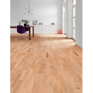 Heller Living by Haro Parkett Buche versiegelt im Wohnraum mit Esstisch und Stuhl.