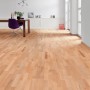 Heller Living by Haro Parkett Buche versiegelt im Wohnraum mit Esstisch und Stuhl.