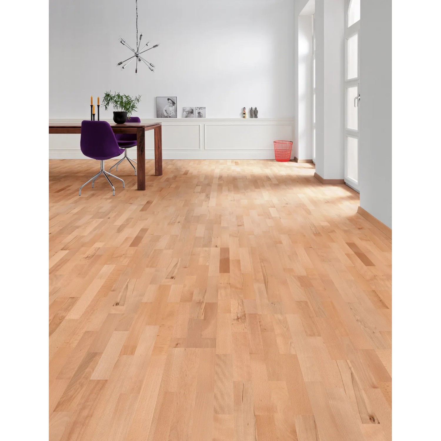 Heller Living by Haro Parkett Buche versiegelt im Wohnraum mit Esstisch und Stuhl.