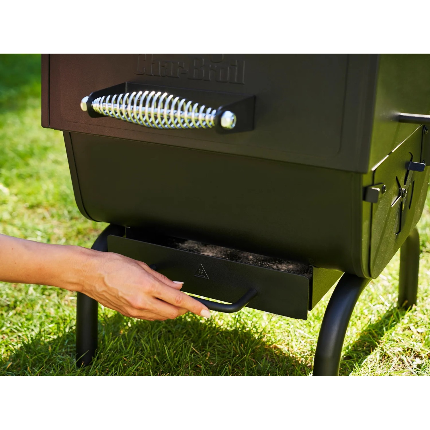 Char-Broil Holzkohlegrill Charcoal 2Go mit Aschefänger in Verwendung.