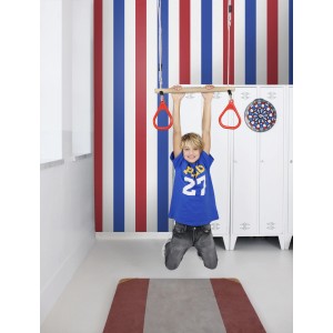 Kinderzimmer mit rot-weiß-blauer Streifen Tapete ESTAhome, Junge an Turnringen.