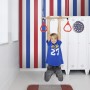 Kinderzimmer mit rot-weiß-blauer Streifen Tapete ESTAhome, Junge an Turnringen.