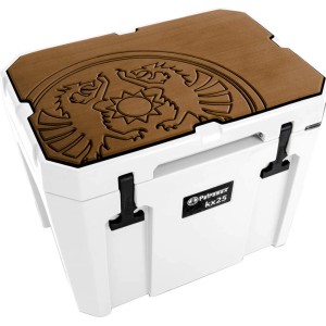 Braune Haftauflage mit Drachenemblem auf weißer Kühlbox kx25.