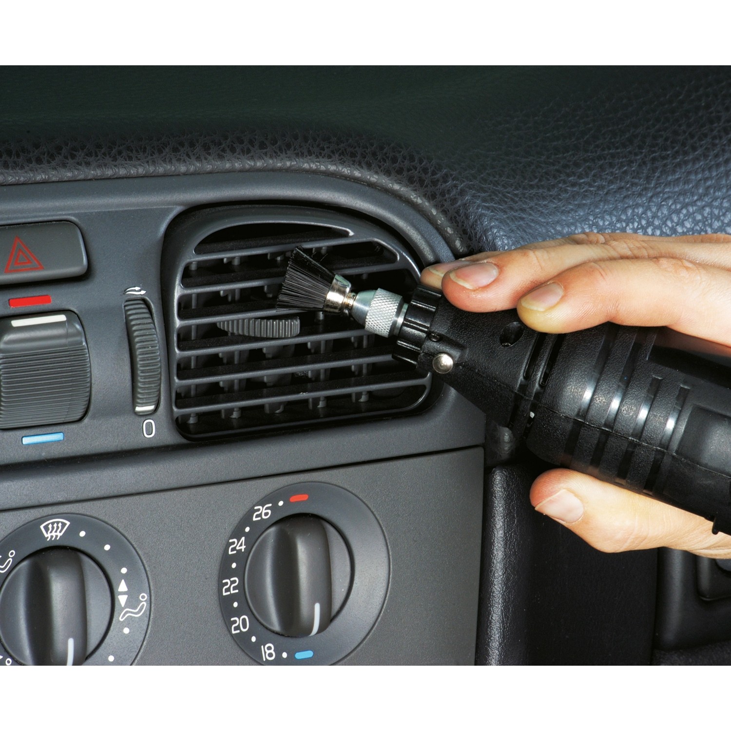 LUX Minitool mit Bürstenaufsatz reinigt Lüftungsschlitz im Auto. Zubehör für Miniaturwerkzeuge.