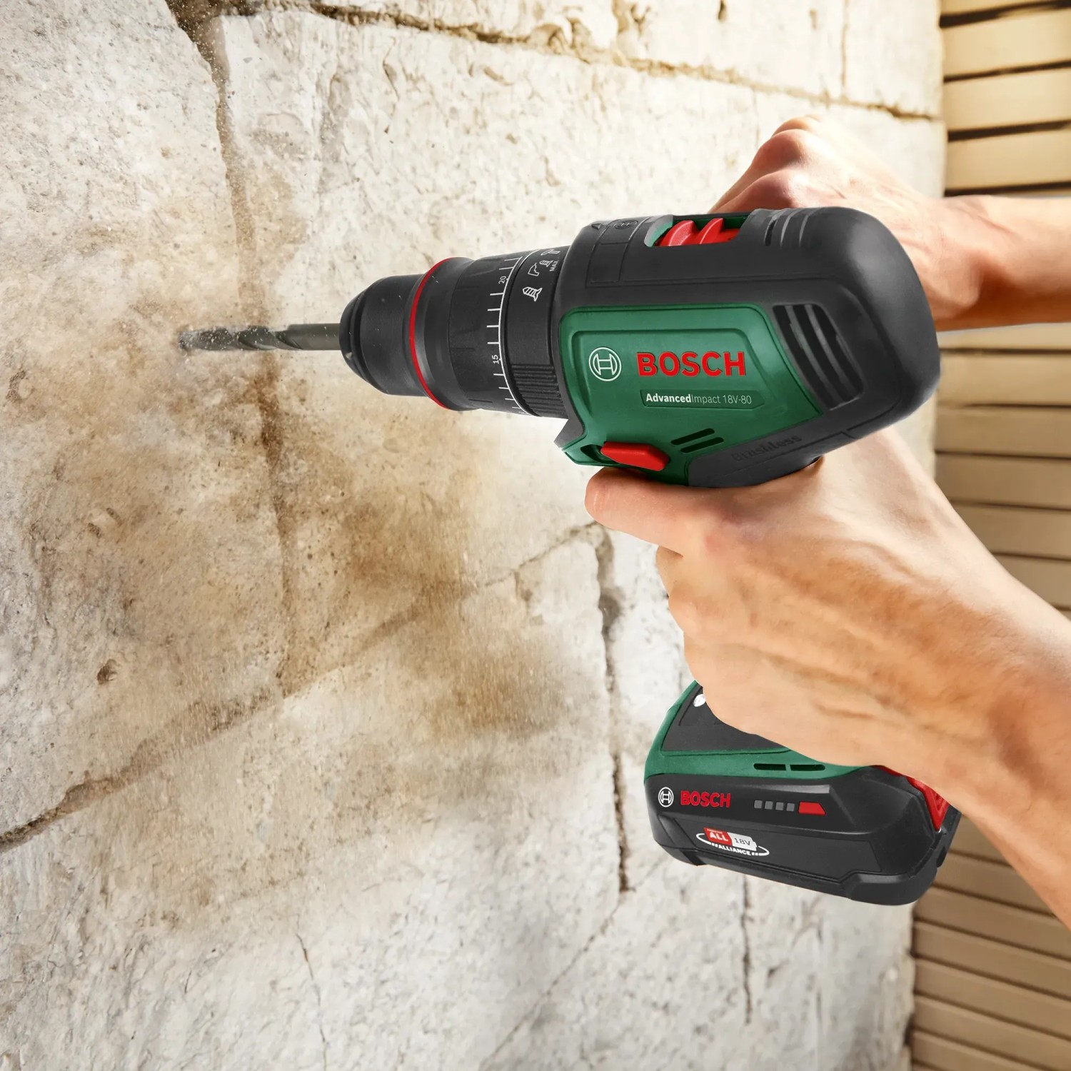Bosch Akku-Bohrschrauber Advanced Drill 18V-80 beim Bohren in Steinwand.