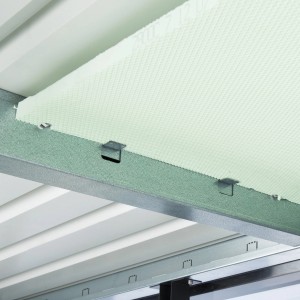 Detailaufnahme der Deckenkonstruktion des Biohort HighLine Gerätehauses in Silber-Metallic.