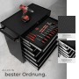 Schwarzer Tectake Werkzeugwagen mit 7 Schubladen, Werkzeug und Akku-Bohrer.