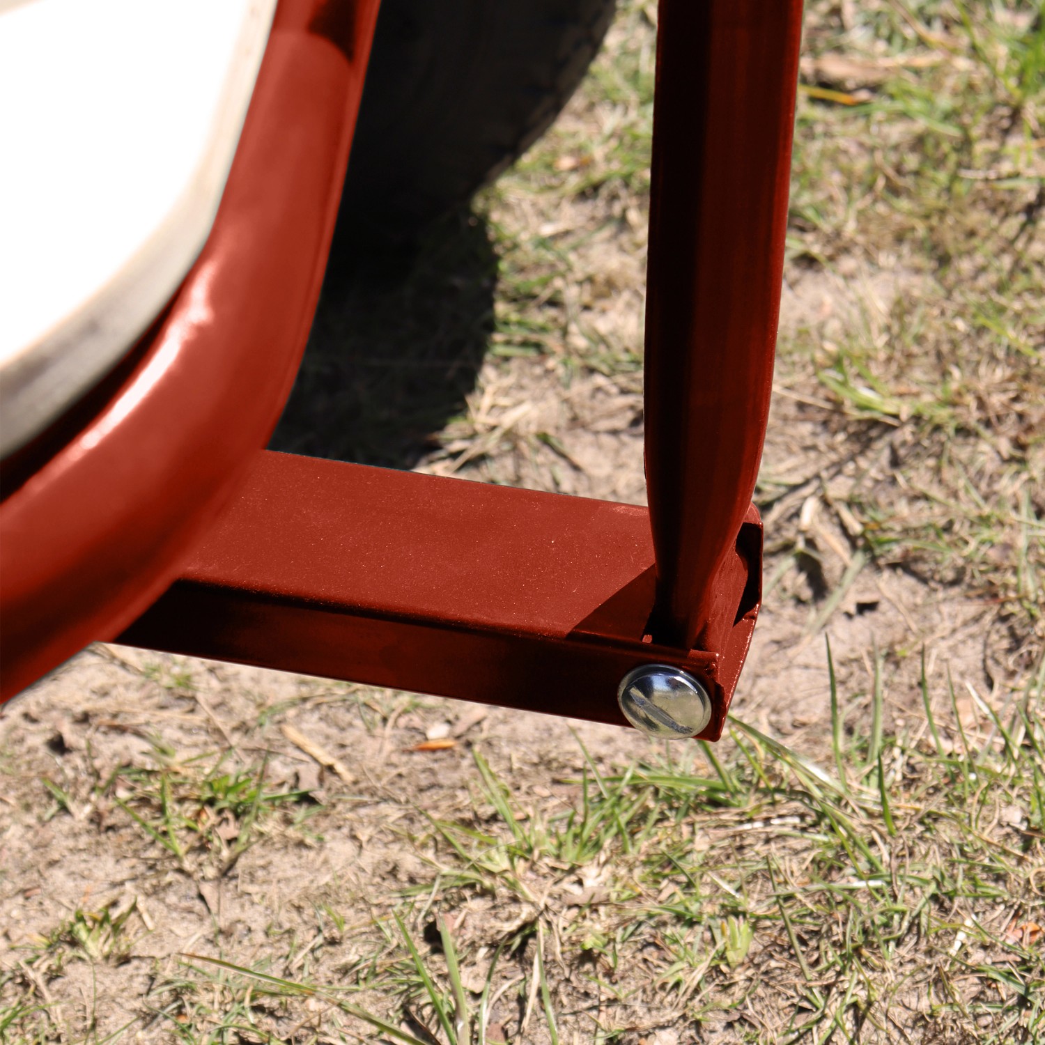 Detailaufnahme: Roter Sunny Bollerwagen Billy Beach Wagon, Gestell und Befestigung.