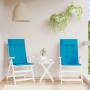 Zwei hellblaue Hochlehner-Auflagen aus Oxford-Gewebe auf weißen Gartenstühlen auf einem Balkon. Ideal für Outdoor-Sitzkissen.