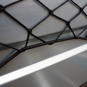 Las Expanderseil 7m mit Würgeklemmen zur Ladungssicherung auf Anhänger. Elastisches, schwarzes Gummiseil.