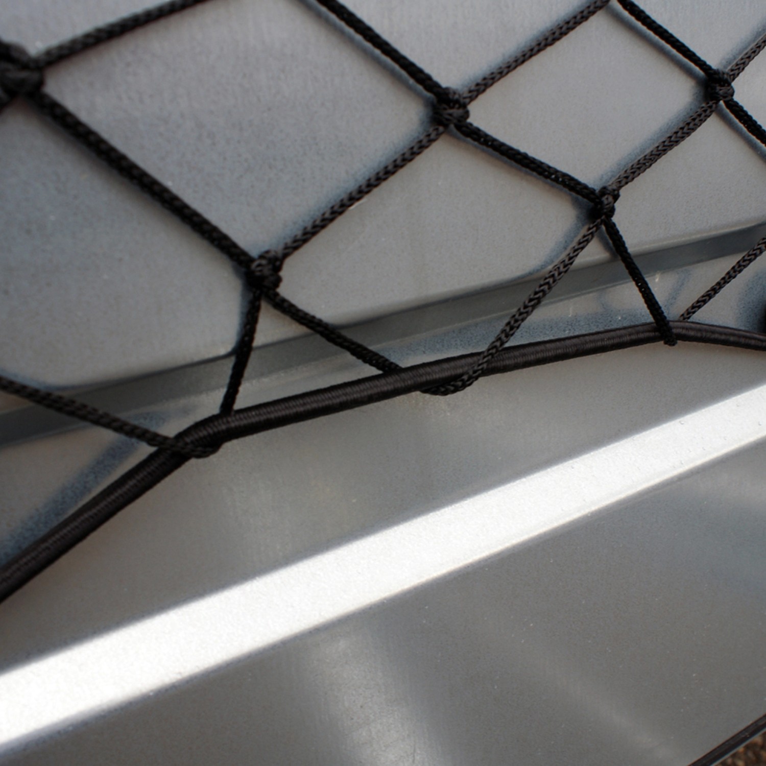 Las Expanderseil 7m mit Würgeklemmen zur Ladungssicherung auf Anhänger. Elastisches, schwarzes Gummiseil.