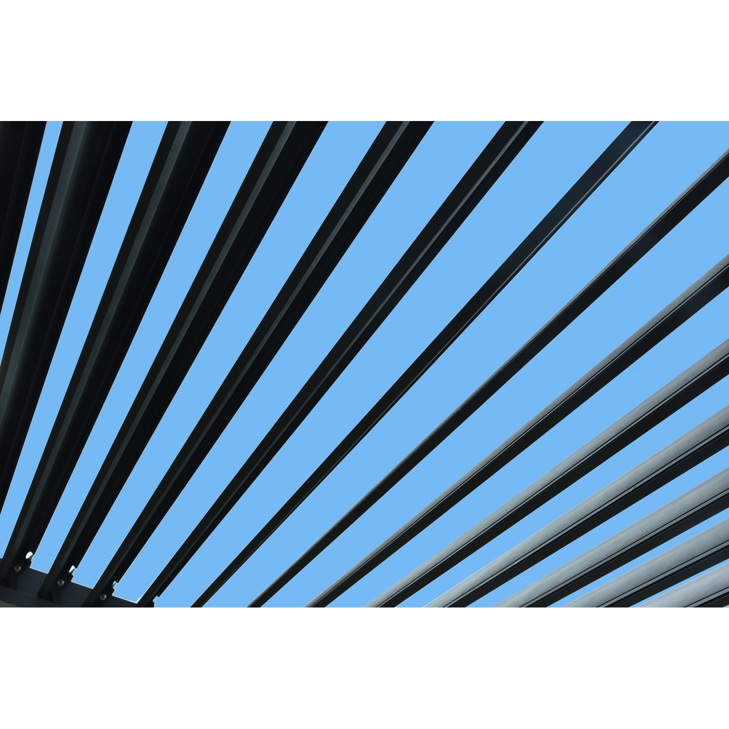 Detailaufnahme des Lamellendachs der anthrazitfarbenen Floraworld Pergola mit blauem Himmel im Hintergrund.