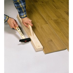 LUX Schlagleiste Comfort beim Verlegen von Laminat mit Hammer. Maurer-, Fliesenleger- & Verlegewerkzeug.