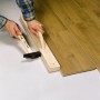 LUX Schlagleiste Comfort beim Verlegen von Laminat mit Hammer. Maurer-, Fliesenleger- & Verlegewerkzeug.