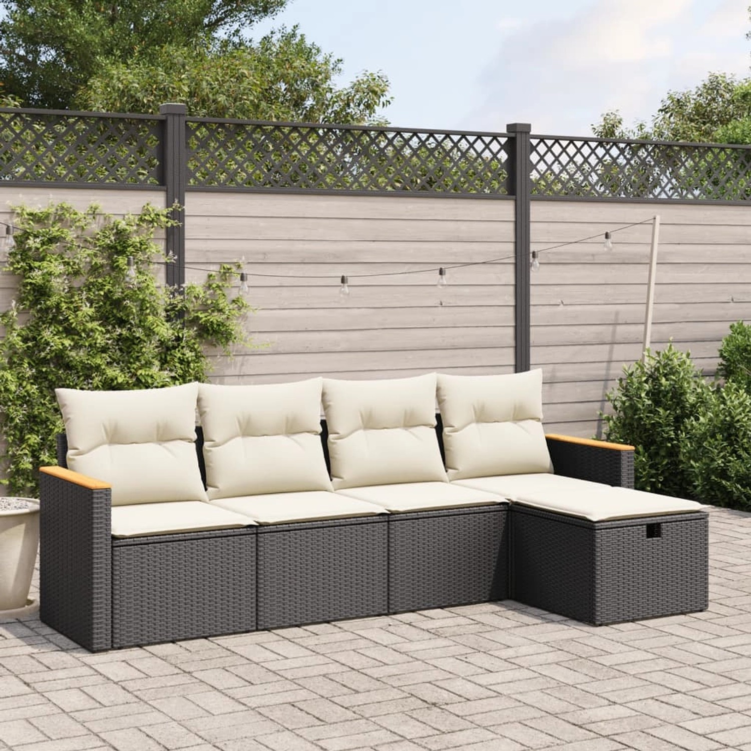 Schwarze 5-tlg. vidaXL Garten-Sofagarnitur aus Poly Rattan mit cremeweißen Kissen.