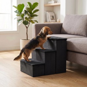 Schwarze 3-Stufen-Hundetreppe aus MDF/Polyester, Hund steigt auf Sofa. Aufstiegshilfe für Haustiere.
