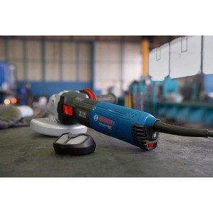 Bosch Professional GWS 17-150 S Winkelschleifer mit Zubehör auf Werkbank.