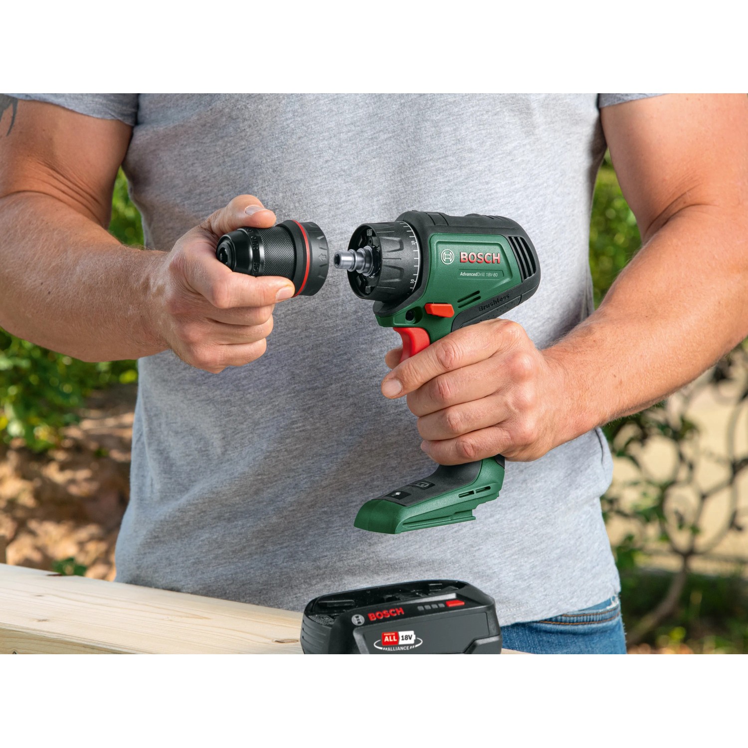 Bosch Akku-Bohrschrauber Advanced Drill 18 V-80 mit Bohrfutter-Aufsatz und Akku.