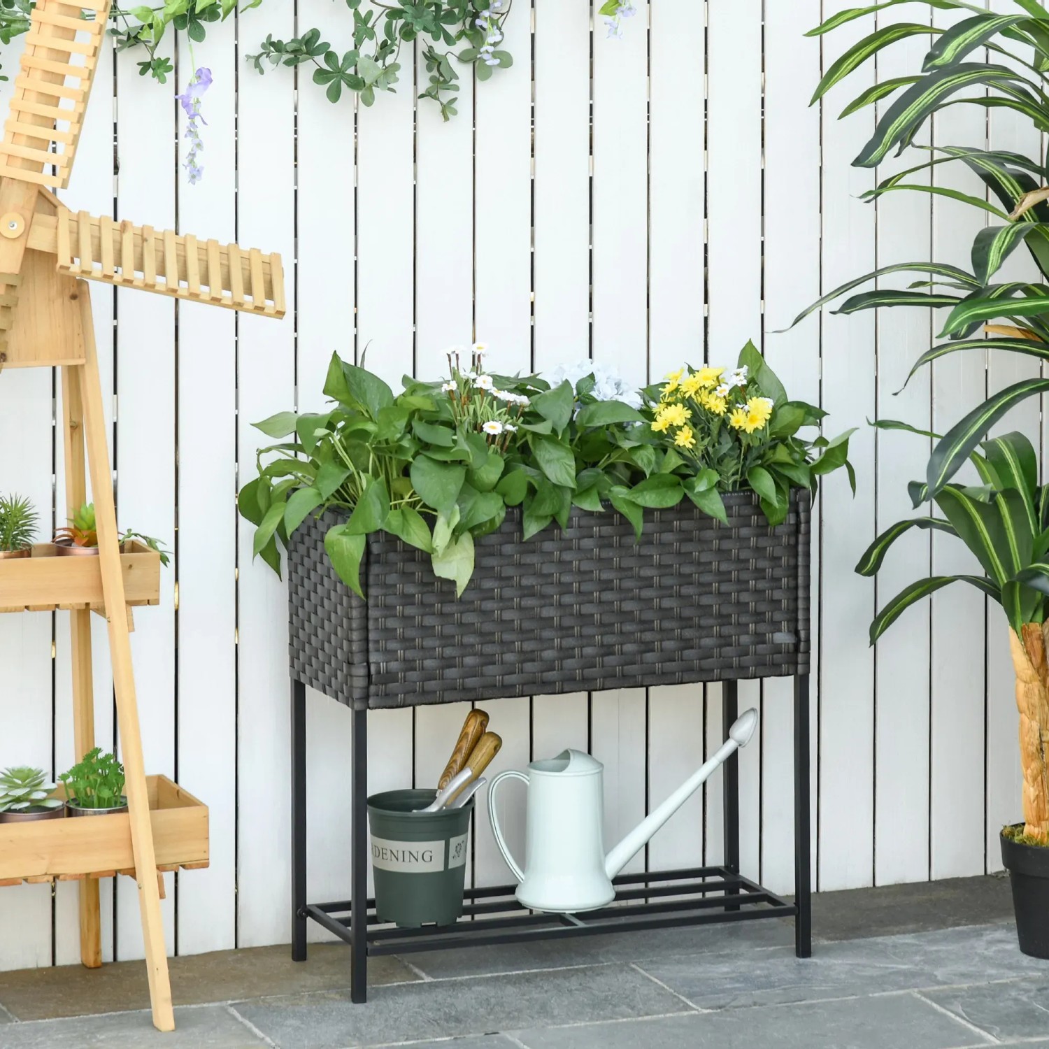 Outsunny Blumenkasten aus Rattan mit Füßen und Ablage, bepflanzt mit Blumen.