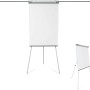 Klappbares KARAT Flipchart mit Dreibein Stativ und Papierhaltern, ideal für Büro und Präsentationen.