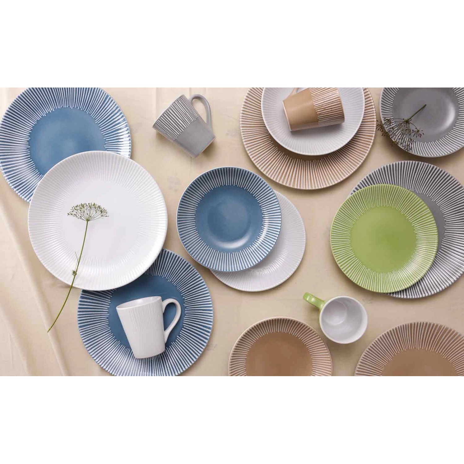 Ritzenhoff & Breker Banda Tafelservice, 12-teilig, blau: Teller und Tassen in verschiedenen Farben.