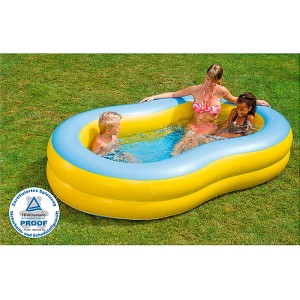 Aufblasbarer Family Pool Jumbo in 8-Form mit spielenden Kindern und Erwachsenen im Garten.