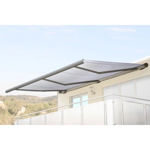 Elektrische Kassettenmarkise, 6x3m, creme Acryl, grauer Rahmen, montiert auf einem Balkon.