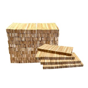 Großer Stapel heller Eichenholz-Anzünder, fein gespalten. Perfekt als Anmachholz für Kamin, Grill, Lagerfeuer.