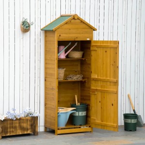 Outsunny Gerätehaus aus Holz mit Regalen, wetterfest, mit geöffneter Tür und Gartenzubehör.