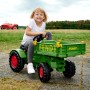 Kind sitzt auf grünem BIG Fendt Kindertraktor mit Ladefläche und verstellbarem Sitz.