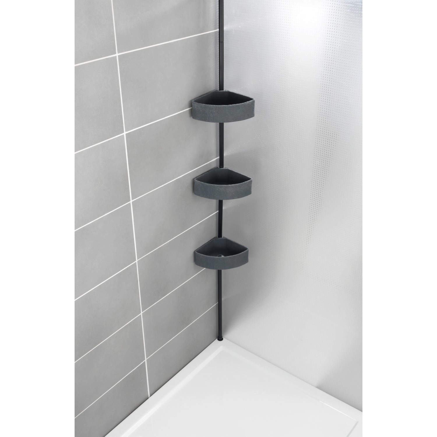 Wenko Teleskop-Eckregal Villata mit 3 grauen Körben in einer Dusche.