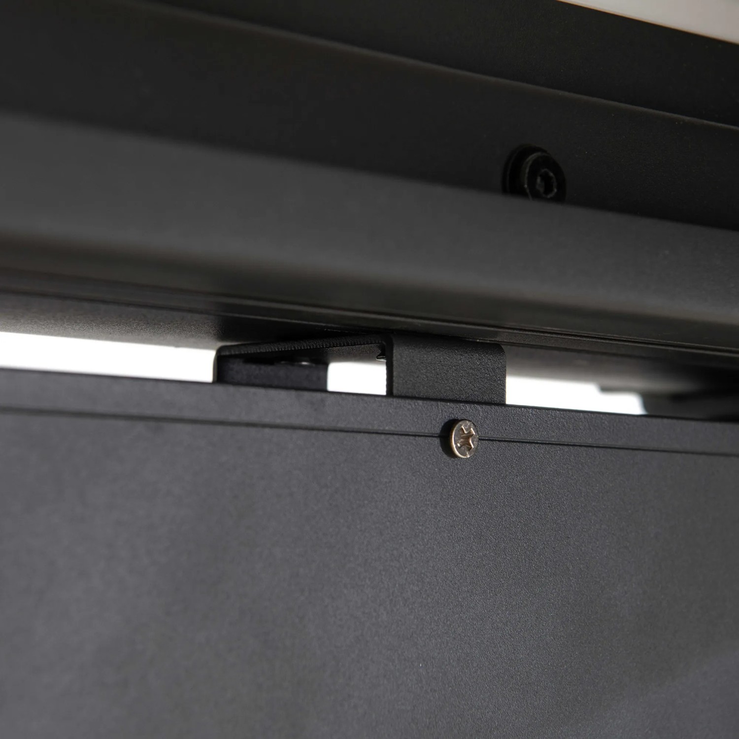 Detailaufnahme: Sunjoy Rollo für Matterhorn Pergola, Befestigung und Mechanismus.